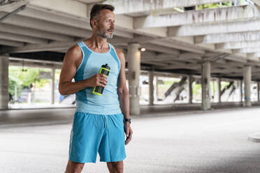 Sportlicher Mann mit Trinkflasche - DIGF07537