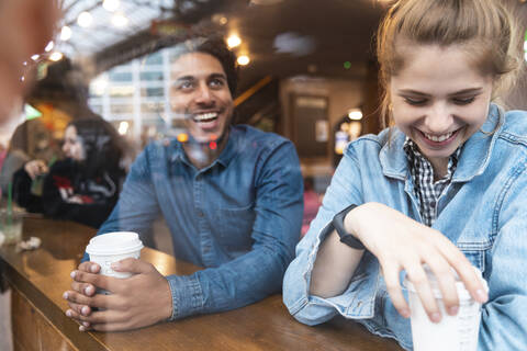 Freunde, die zusammen in einem Café Spaß haben, lizenzfreies Stockfoto