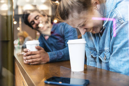 Freunde, die zusammen in einem Café Spaß haben - WPEF01616