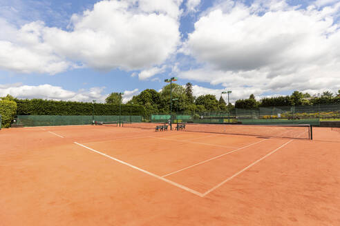 Leerer Tennisplatz mit Sportnetz und Eckmarkierungen gegen den Himmel - WPEF01622
