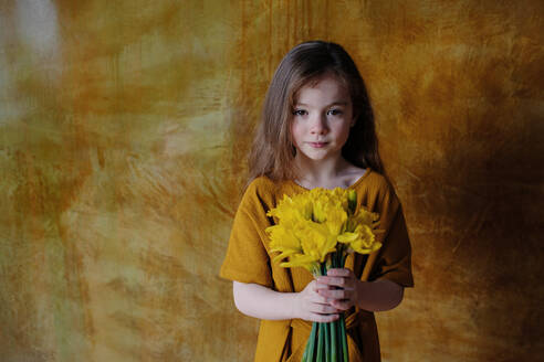 Portrait of little girl with bunch of - OGF00067