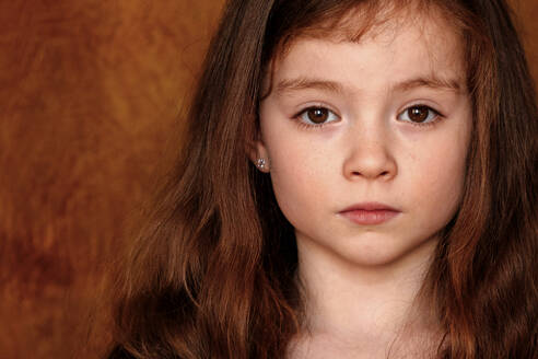 Portrait of little girl with brown hairs and eyes - OGF00073