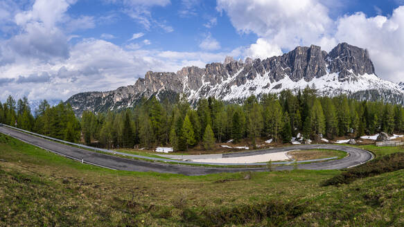 Blick zur Passstraße Giau-Pass, Dolomiten, Italien - STSF02110