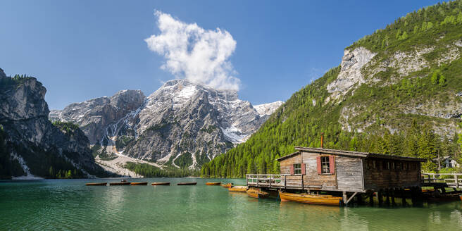 Bootshaus am Pragser Wildsee, Pragser Dolomiten, Südtirol, Italien - STSF02116