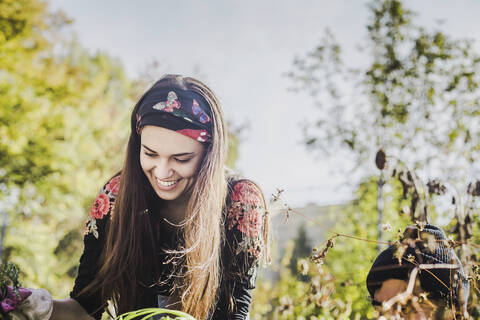 Glückliche junge Frau bei der Gartenarbeit, lizenzfreies Stockfoto