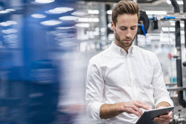 Geschäftsmann mit Tablet in einer modernen Fabrik - DIGF07635