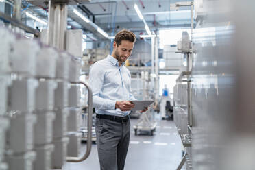 Geschäftsmann mit Tablet in einer modernen Fabrik - DIGF07647