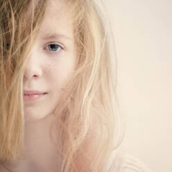 Kaukasisches Teenager-Mädchen mit unordentlichem Haar - BLEF10258