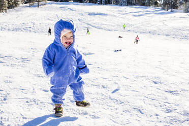 Kaukasisches Mädchen spielt im Schnee - BLEF10270