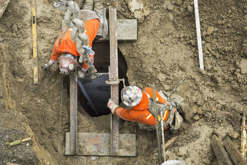 Kaukasische Arbeiter auf einer Baustelle - BLEF10299