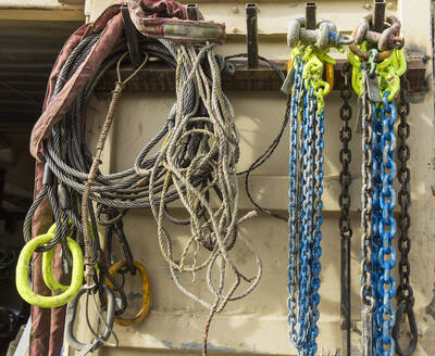 Chains and cords hanging on hooks - BLEF10305