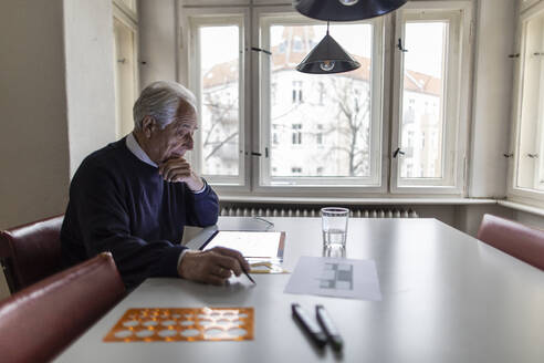 Älterer Mann mit Tablet und Architekturplan - GUSF02062