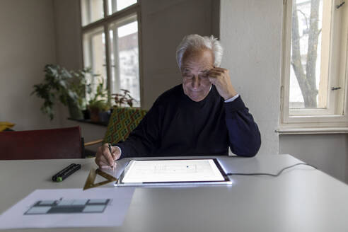 Älterer Mann mit Tablet und Architekturplan - GUSF02063