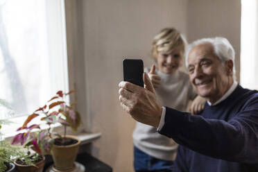 Glücklicher Großvater und Enkel machen ein Selfie zu Hause - GUSF02084