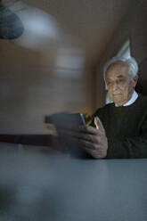 Älterer Mann benutzt Tablet zu Hause - GUSF02132