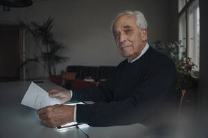 Porträt eines älteren Mannes, der an einem Architekturplan arbeitet - GUSF02143