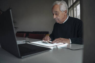 Älterer Mann mit Tablet und Architekturplan - GUSF02145