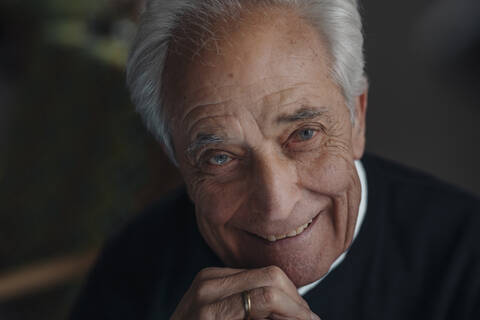 Porträt eines lächelnden älteren Mannes, lizenzfreies Stockfoto