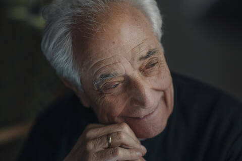 Porträt eines lächelnden älteren Mannes, lizenzfreies Stockfoto