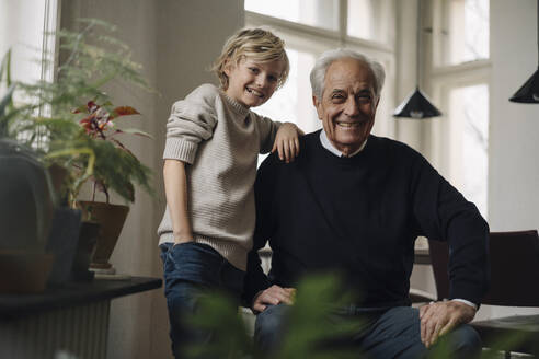 Porträt eines glücklichen Großvaters und Enkels zu Hause - GUSF02158
