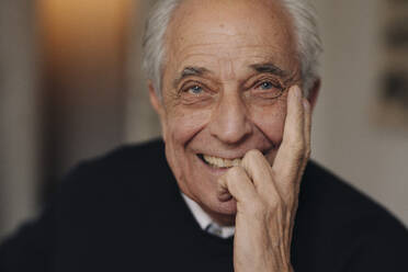 Porträt eines lächelnden älteren Mannes zu Hause - GUSF02191