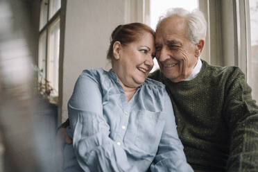 Portrait of happy senior couple at home - GUSF02203