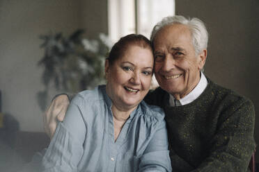 Porträt eines glücklichen älteren Paares zu Hause - GUSF02206