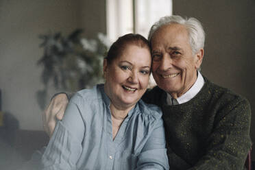 Portrait of happy senior couple at home - GUSF02206