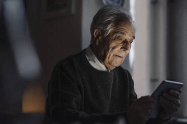 Älterer Mann benutzt Tablet zu Hause - GUSF02211