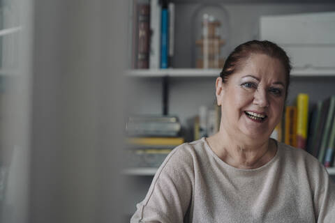 Porträt einer glücklichen älteren Frau zu Hause, lizenzfreies Stockfoto