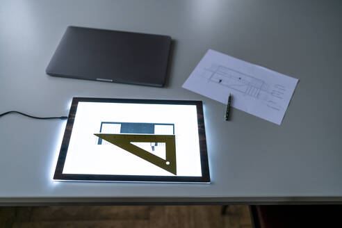 Architekturplan auf Tablet-Bildschirm auf dem Schreibtisch - GUSF02250