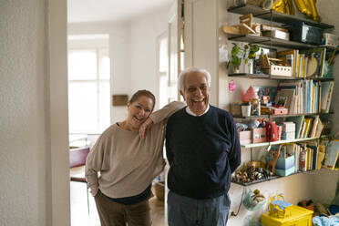 Porträt eines glücklichen älteren Paares, das im Kinderzimmer steht - GUSF02255