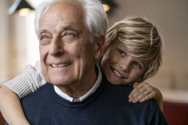 Glücklicher Enkel, der seinen Großvater umarmt - GUSF02271