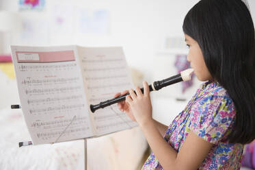 Vietnamesisches Mädchen spielt Blockflöte nach Noten - BLEF10309