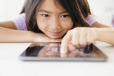Nahaufnahme eines vietnamesischen Mädchens, das ein digitales Tablet benutzt - BLEF10326
