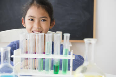 Vietnamesischer Schüler bei einem wissenschaftlichen Experiment im Klassenzimmer - BLEF10328