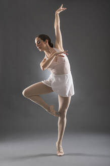 Hispanische Balletttänzerin posiert auf Zehenspitzen - BLEF10396