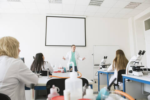 Schüler und Lehrer bei der Arbeit im naturwissenschaftlichen Unterricht, lizenzfreies Stockfoto