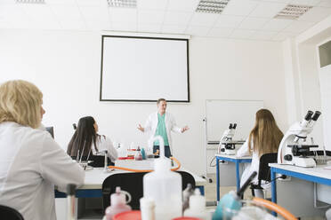 Schüler und Lehrer bei der Arbeit im naturwissenschaftlichen Unterricht - AHSF00599