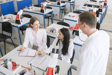 Schüler und Lehrer bei der Arbeit im naturwissenschaftlichen Unterricht - AHSF00621