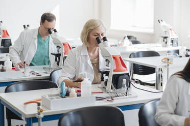 Senior researchers working in science class - AHSF00660