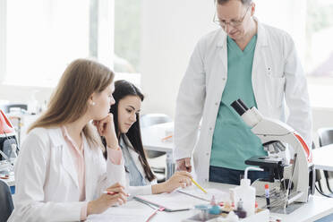 Students and teacher working in science class - AHSF00677