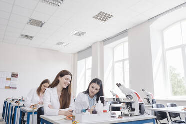 Schüler bei der Arbeit im naturwissenschaftlichen Klassenzimmer - AHSF00686