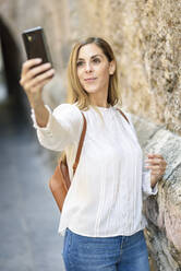 Woman taking a selfie in the city - JSMF01185