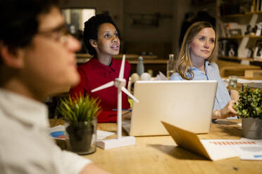 Attentive business people in a meeting - GIOF06784