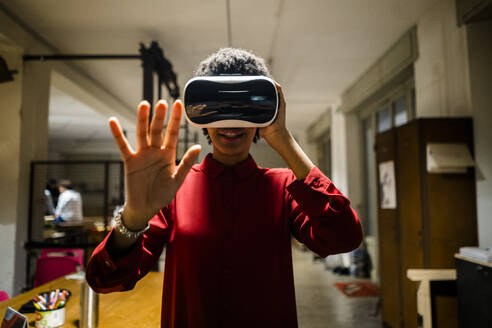 Frau mit VR-Brille im Büro - GIOF06848