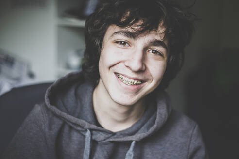 Porträt eines lächelnden Teenagers mit Zahnspange - IHF00183