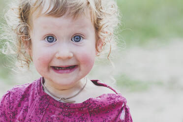 Portrait of surprised toddler girl - IHF00193