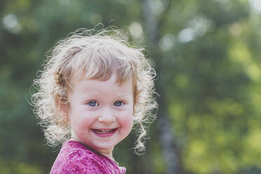 Portrait of happy toddler girl - IHF00194