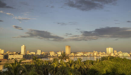 Skyline der Stadt Havanna und bewölkter Himmel, Havanna, Kuba - BLEF10602